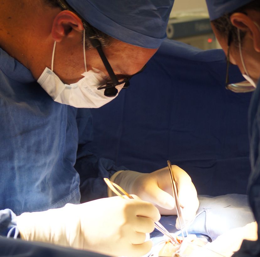 Especialistas implantan con éxito marcapasos a recién nacida