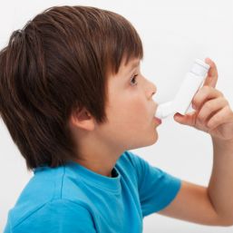 Niños son más vulnerables a desarrollar asma
