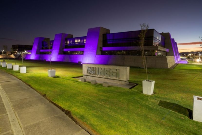 Foto. La sede del INEGI en Aguascalientes, iluminada con luces moradas, en honor al Día Internacional de la Mujer. El Instituto muestra su compromiso permanente con la generación de información estadística y geográfica para identificar y visibilizar brechas de género.