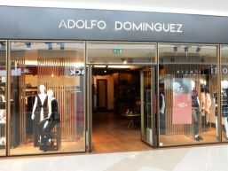Por fraude, demandan a la marca Adolfo Domínguez