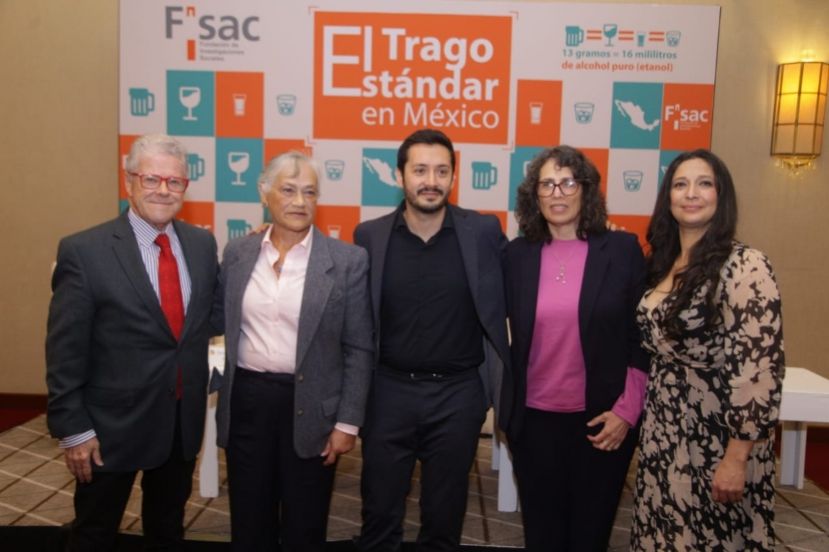 Personalidades en la presentación del libro.