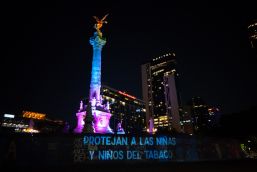 Iluminan monumentos y piden impuestos al tabaco