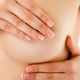 Autoexploración previene cáncer de mama