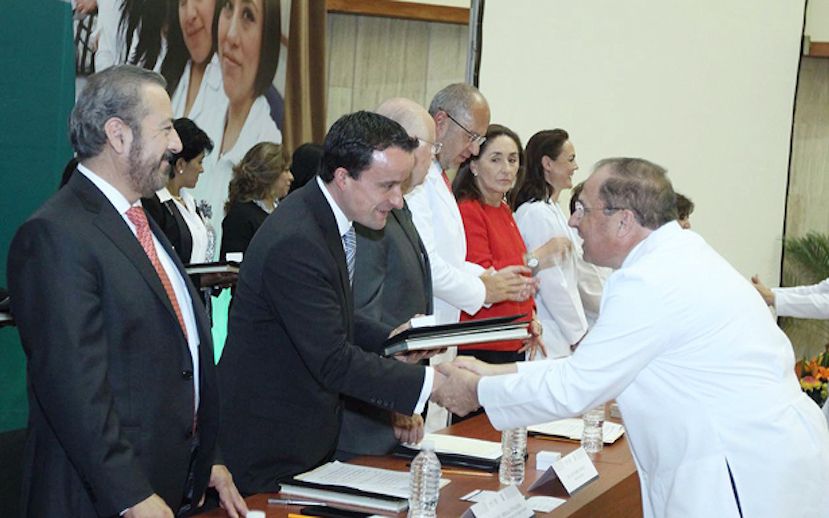 130 médicos del IMSS reciben reconocimientos por su trayectoria profesional