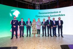 En la foto de izquierda a derecha: Santiago Cortina, director ejecutivo CIP en Santander México; Pablo Torres (Acueducto cuchillo); Jaime Chapa (Cemex); Mariuz Calvet, directora ejecutiva de Sostenibilidad Ambiental en Santander México; Daniela Lecuona (América móvil); Ismael Villanueva (NAFIN); ⁠Angel Alverde; Fernando Quesada, vicepresidente de la red comercial y BEI en Santander México; Javier Perochena, Head de Financiamiento Sostenible en Santander México.