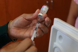 Vacuna Covid reduce síntomas graves