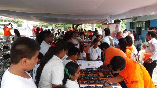Contecon entrega 300 anteojos a niños de Manzanillo
