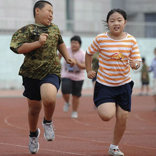 Jóvenes chinos caminan a la obesidad