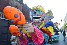 Celebran la vida en colorido desfile del Día de Muertos