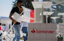Santander dona equipo médico en Querétaro