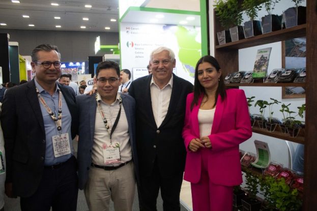 Miguel Curiel, Javier Calderón, Víctor Villalobos y Ana Lucía Camacho, en el Congreso Internacional de Aneberries.