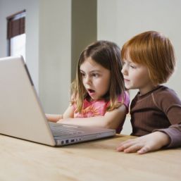 Alertan a niños sobre riesgos en redes sociales