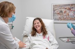 Jennifer recibe vacuna contra cáncer de mama