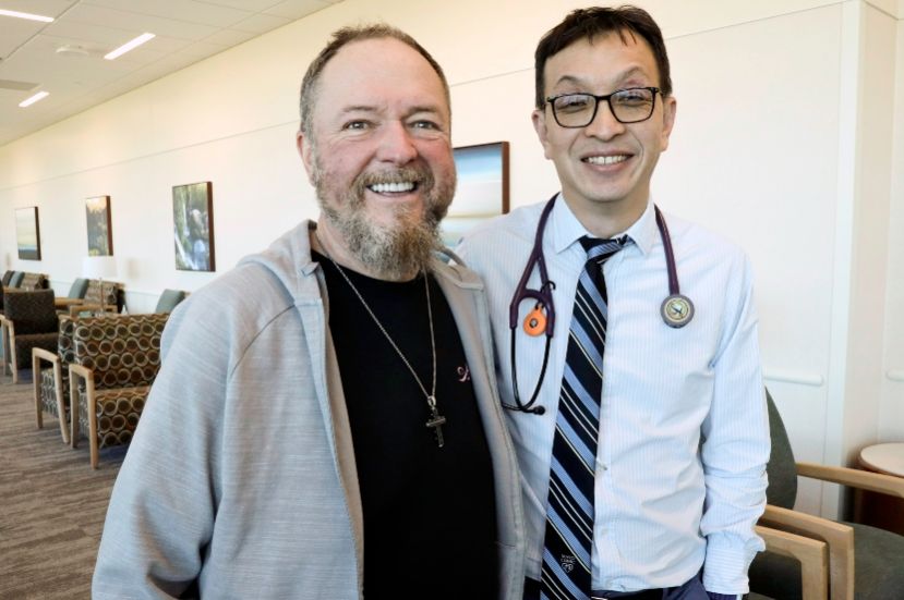 Colt Ford y el Dr. Kwan Lee - Foto cortesía de Mayo Clinic.